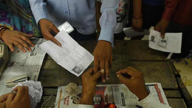 A voter gets his finger inked at a polling station in Kalyanpuri, Delhi. (File Photo)(Ravi Choudhary/HT)