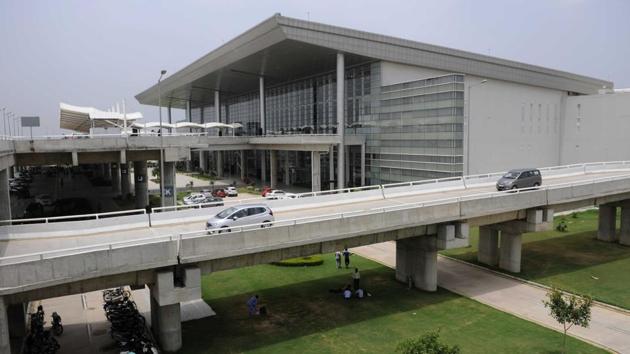 Chandigarh airport’s current length of 9,000 feet is suitable only for handling narrow-bodied crafts that at best can fly travelers to mid-range destinations.(Keshav Singh/HT)