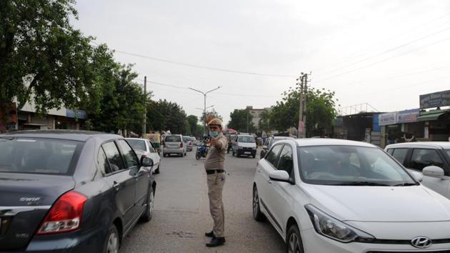 The roughly three km road from Atul Kataria Chowk to Sector 4/5 caters to densely populated areas of the old city and remains busy. (Parveen Kumar/HT Photo) The roughly three km road from Atul Kataria Chowk to Sector 4/5 caters to densely populated areas of the old city and remains busy. (Parveen Kumar/HT Photo)