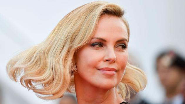 Charlize Theron poses as she arrives on May 23, 2017 for the '70th Anniversary' ceremony of the Cannes Film Festival in Cannes.(AFP)