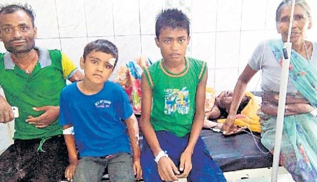 Guddu Jha (left) and his family at Sitamarhi sadar hospital; severely burnt daughter Guddi is lying behind them. (HT photo) Guddu Jha (left) and his family at Sitamarhi sadar hospital; severely burnt daughter Guddi is lying behind them. (HT photo)