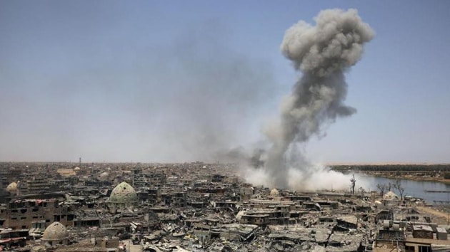 A picture taken on July 9, 2017, shows smoke billowing following an airstrike by US-led international coalition forces targeting Islamic State (IS) group in Mosul. (AFP PHOTO) A picture taken on July 9, 2017, shows smoke billowing following an airstrike by US-led international coalition forces targeting Islamic State (IS) group in Mosul. (AFP PHOTO)
