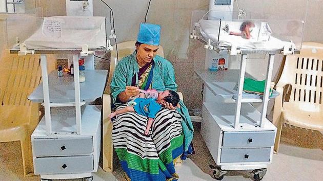 Sabita Baria, 22, with her newborn at the special newborn care unit at the Government JP Hospital in Bhopal, Madhya Pradesh. Her child, a boy, has recovered from birth asphyxia from prolonged labour.(Sanchita Sharma/HT)
