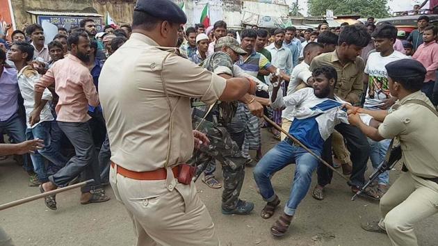 PFI supporters clashing with police in Pakur during their protest march on July 5. (HT Photo) PFI supporters clashing with police in Pakur during their protest march on July 5. (HT Photo)