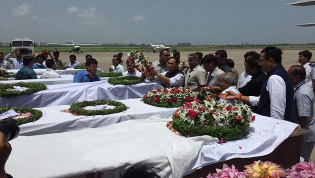 People paying tributes to the victims of Amarnath attack in Surat on July 11.(HT Photo)