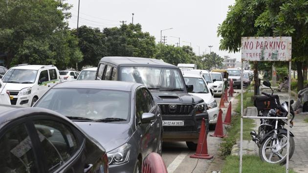 Vehicles parked on the road outside a city hospital. (Parveen Kumar/HT Photo) Vehicles parked on the road outside a city hospital. (Parveen Kumar/HT Photo)