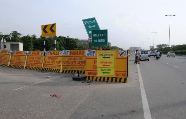 Route diversions have been effected at Signature Tower due to the construction work of an elevated road and underpass. (Parveen Kumar/HT PHOTO) Route diversions have been effected at Signature Tower due to the construction work of an elevated road and underpass. (Parveen Kumar/HT PHOTO)