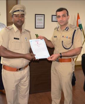 Gurgaon commissioner of police Sandeep Khirwar awarded a commendation certificate along with a cash reward of <span class='webrupee'>₹</span>3,000 to ASI Rajesh Kumar catching a mobile phone snatcher.(HT PHOTO)