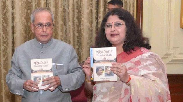 President Pranab Mukherjee receives the first copy of the ‘President’s Lady (Pranaber Preyosi)’ authored by Sangeeta Ghosh, at Rashtrapati Bhavan, in New Delhi on July 13.(PIB) President Pranab Mukherjee receives the first copy of the ‘President’s Lady (Pranaber Preyosi)’ authored by Sangeeta Ghosh, at Rashtrapati Bhavan, in New Delhi on July 13.(PIB)