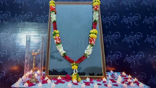 People pay tribute to the girl. (Kunal Patil/HT Photo) 
