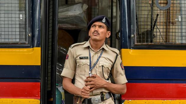 A police constable watches the broadcast. (Kunal Patil/HT Photo) 