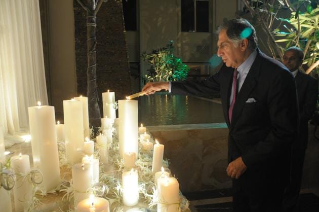 Ratan Tata lighting a candle at the memorial at Taj Mahal hotel on the first anniversary of 26/11.(HT Photo)