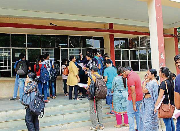 DU has around 56,000 seats for undergraduate courses at its 60-odd constituent colleges, of which around 50,000 are for merit-based undergraduate courses. A little over 10,000 seats were still up for grabs at various colleges.(Anupam Prashant Minz/HT PHOTO)