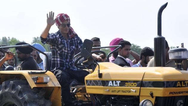 Bollywood actor Shah Rukh Khan drove a tractor on a track in the fields while promoting a song from the movie ‘Jab Harry Met Sejal’, which was partly shot in Punjab. (Gurminder Singh/HT Photo) Bollywood actor Shah Rukh Khan drove a tractor on a track in the fields while promoting a song from the movie ‘Jab Harry Met Sejal’, which was partly shot in Punjab. (Gurminder Singh/HT Photo)