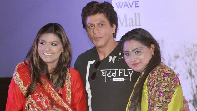 Bollywood actor Shah Rukh Khan posing with singers ‘Nooran sisters’ during the promotion of his upcoming movie ‘Jab Harry Met Sejal’ in Ludhiana on Thursday. Nooran sisters have recorded a song for the movie. (Gurminder Singh/HT Photo) Bollywood actor Shah Rukh Khan posing with singers ‘Nooran sisters’ during the promotion of his upcoming movie ‘Jab Harry Met Sejal’ in Ludhiana on Thursday. Nooran sisters have recorded a song for the movie. (Gurminder Singh/HT Photo)