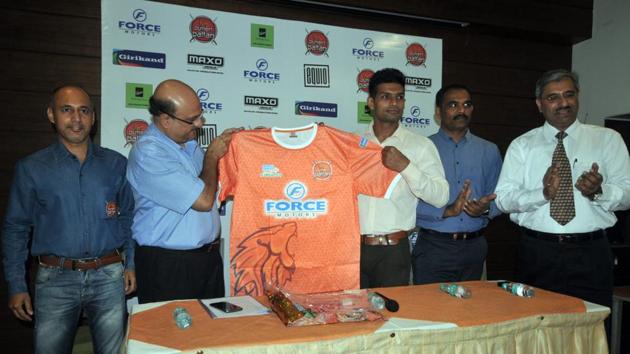 Team Puneri Paltan’s new jersey for Pro kabaddi season 5 being unveiled during a press conference. (HT PHOTO) Team Puneri Paltan’s new jersey for Pro kabaddi season 5 being unveiled during a press conference. (HT PHOTO)
