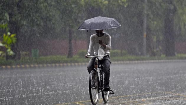 Due to the build up of a low pressure area in Rajasthan, Delhi remained dry on Wednesday and Thursday. However, Rajasthan has issued a warning of heavy rains from Thursday night. (Ravi Choudhary/HT PHOTO) Due to the build up of a low pressure area in Rajasthan, Delhi remained dry on Wednesday and Thursday. However, Rajasthan has issued a warning of heavy rains from Thursday night. (Ravi Choudhary/HT PHOTO)