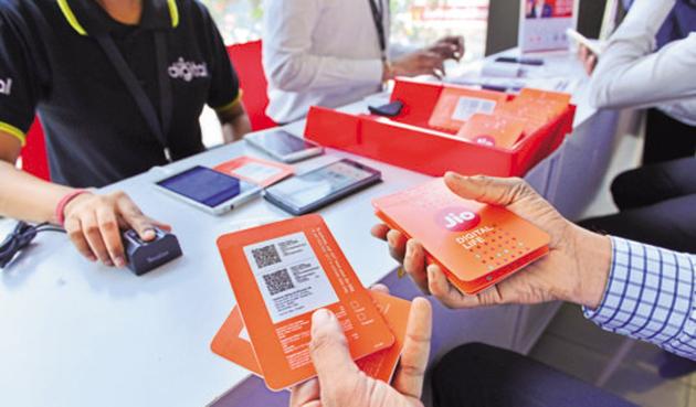 Customers buying Reliance Jio sims at a Reliance Digital centre in Mumbai . (Aniruddha Chowdhury/Mint) Customers buying Reliance Jio sims at a Reliance Digital centre in Mumbai . (Aniruddha Chowdhury/Mint)