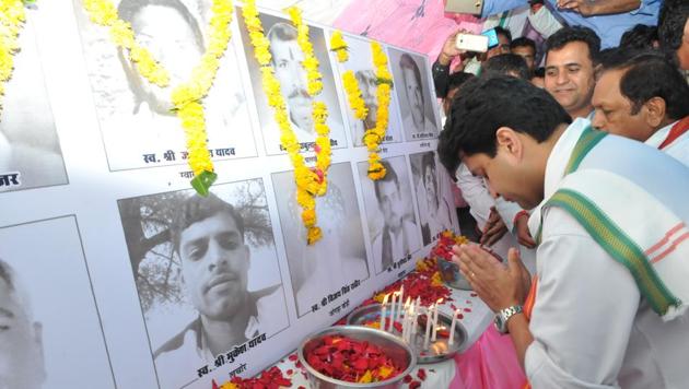 Congress leader Jyotiraditya Scindia paying respect to farmers who committed suicide at a condolence meet in Sehore, on July 13, 2017. (Mujeeb Faruqui/HT Photo) Congress leader Jyotiraditya Scindia paying respect to farmers who committed suicide at a condolence meet in Sehore, on July 13, 2017. (Mujeeb Faruqui/HT Photo)
