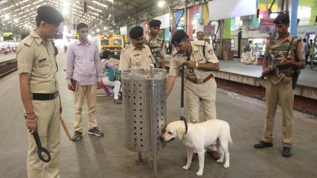 Police personnel conduct a check. (Bhushan Koyande/HT PHOTO) 