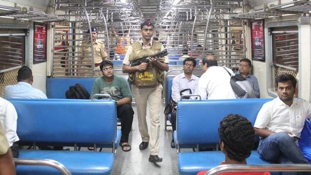 Commuters seem confused. (Bhushan Koyande/HT PHOTO) 