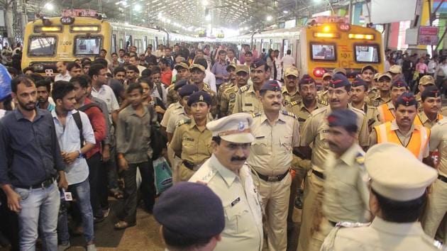 Officials at the spot. (Bhushan Koyande/HT PHOTO) 