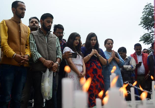 Shimla residents lighting candles in solidarity with the minor who was raped and murdered. (Deepak Sansta/HT) Shimla residents lighting candles in solidarity with the minor who was raped and murdered. (Deepak Sansta/HT)