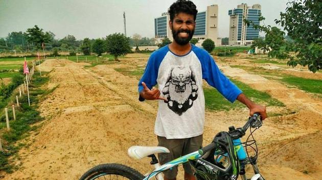 Ajay, who was an active participant in mountain bike championships throughout the country, had numerous friends and they paid homage to the young rider. (HT PHOTO) Ajay, who was an active participant in mountain bike championships throughout the country, had numerous friends and they paid homage to the young rider. (HT PHOTO)