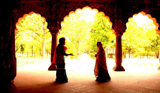 A scene from the theatre walk, Shah Jahan’s Daughters, at Roshanara Bagh.(Courtesy Darwesh)