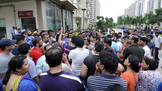 ome residents think that Wednesday’s attack on Harshu Sethi’s house by the mob was planned. (Sunil Ghosh/HT Photo) ome residents think that Wednesday’s attack on Harshu Sethi’s house by the mob was planned. (Sunil Ghosh/HT Photo)