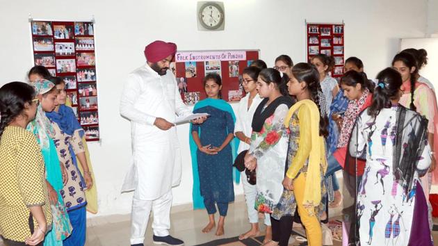 Local MP Gurjit Singh Aujila interacting with the students of Khalsa College for Women in Amritsar on Thursday. (HT Photo) Local MP Gurjit Singh Aujila interacting with the students of Khalsa College for Women in Amritsar on Thursday. (HT Photo)