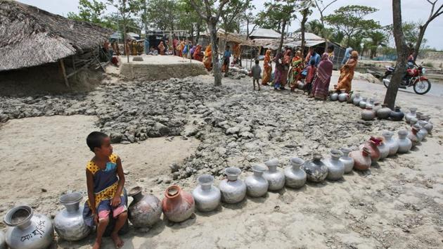 The report forecasts that Asian summer temperatures could rise by 6 degrees Celsius by 2100 if warming trends are not curbed. India suffered heat waves in 2015 and 2016 with temperatures at times around 50 C (122 F). (Pavel Rahman / AP )