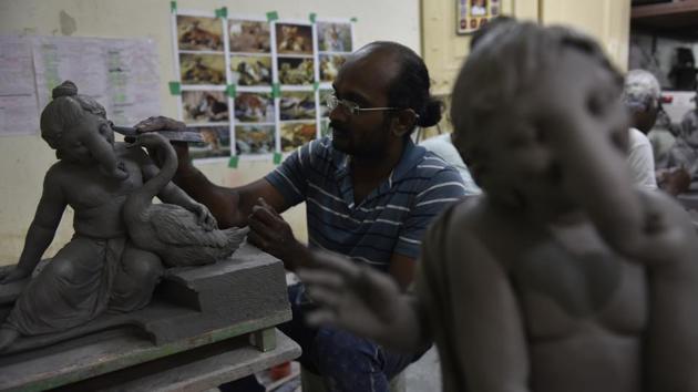 Ganesh idols being readied at a workshop in Mumbai.(Anshuman Poyrekar/HT Photo)