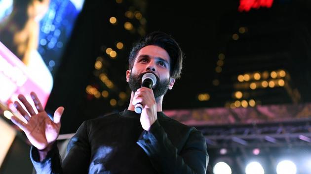 Bollywood actor Shahid Kapoor speaks to fans during IIFA Stomp in the Times Square on July 13, 2017 to kick off the 18th International Indian Film Academy (IIFA) Festival in New York. / AFP PHOTO / ANGELA WEISS (AFP)