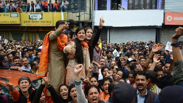 A large crowd blocks road in Shimla in protest against rape and murder. (Deepak Sansta/HT) A large crowd blocks road in Shimla in protest against rape and murder. (Deepak Sansta/HT)