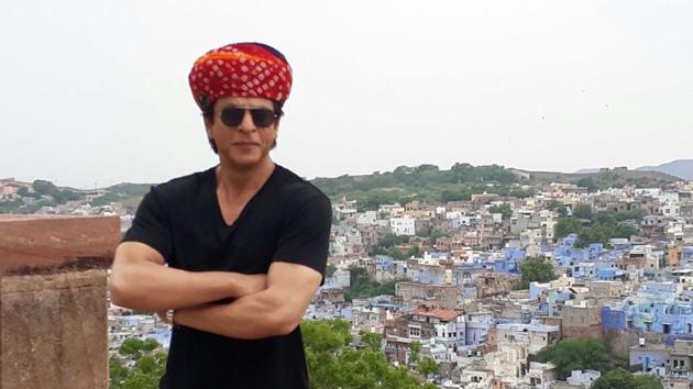 Shah Rukh Khan poses as a guide at Mehrangarh Fort in Jodhpur during a promotional tour for Jab Harry Met Sejal. Shah Rukh Khan poses as a guide at Mehrangarh Fort in Jodhpur during a promotional tour for Jab Harry Met Sejal.