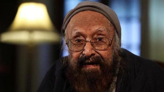 Khushwant Singh was an astonishingly versatile man of letters; his oeuvre included scholarly works of history, romantic novels, translations of poetry, and collections of jokes.(HT File Photo)