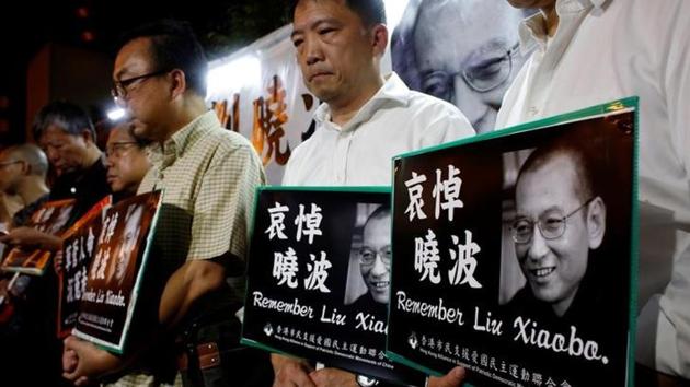 Pro-democracy activists mourn the death of Chinese Nobel Peace laureate Liu Xiaobo, outside China's Liaison Office in Hong Kong, China, on Thursday. (Reuters Photo) Pro-democracy activists mourn the death of Chinese Nobel Peace laureate Liu Xiaobo, outside China's Liaison Office in Hong Kong, China, on Thursday. (Reuters Photo)