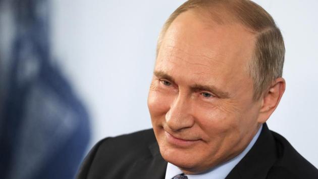 Russian President Vladimir Putin gestures while speaking to the workers of the Lebedinsky GOK JSC, in Gubkin, Belgorod Region, Russia, July 14, 2017. (AP) Russian President Vladimir Putin gestures while speaking to the workers of the Lebedinsky GOK JSC, in Gubkin, Belgorod Region, Russia, July 14, 2017. (AP)