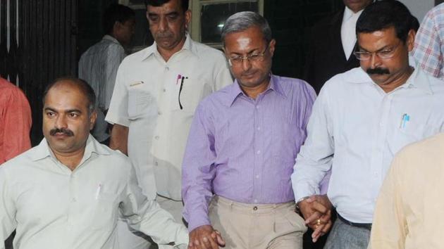 Principal income-tax commissioner Tapas Dutta (in purple shirt) being taken to special CBI court in Ranchi (HT Photo/Parwaz Khan) Principal income-tax commissioner Tapas Dutta (in purple shirt) being taken to special CBI court in Ranchi (HT Photo/Parwaz Khan)
