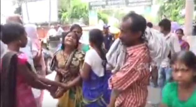 Having no money, the man could not hire a private ambulance and started walking towards his home carrying his granddaughter’s body on his shoulder. (Video grab from Eenadu India YouTube) Having no money, the man could not hire a private ambulance and started walking towards his home carrying his granddaughter’s body on his shoulder. (Video grab from Eenadu India YouTube)