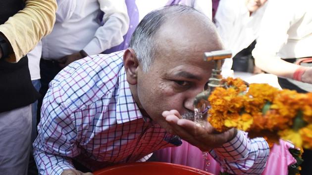 DJB provides pipelines in the colonies but individuals take the connections themselves with the help of plumbers. The direct connection will decrease cases of water contamination and add more people to the sewerage network, says DJB.(Ravi Choudhary/HT PHOTO)