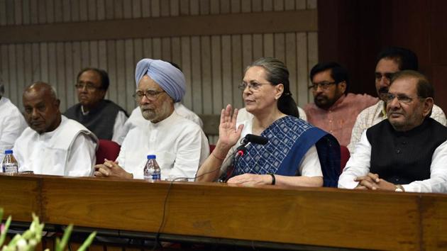 Former prime ministers HD Devegowda and Manmohan Singh, Congress President Sonia Gandhi, JD(U) leader Sharad Yadav and others at a meeting to deliberate on the name of the joint candidate for the Vice President in New Delhi. (Mohd Zakir/HT PHOTO) Former prime ministers HD Devegowda and Manmohan Singh, Congress President Sonia Gandhi, JD(U) leader Sharad Yadav and others at a meeting to deliberate on the name of the joint candidate for the Vice President in New Delhi. (Mohd Zakir/HT PHOTO)