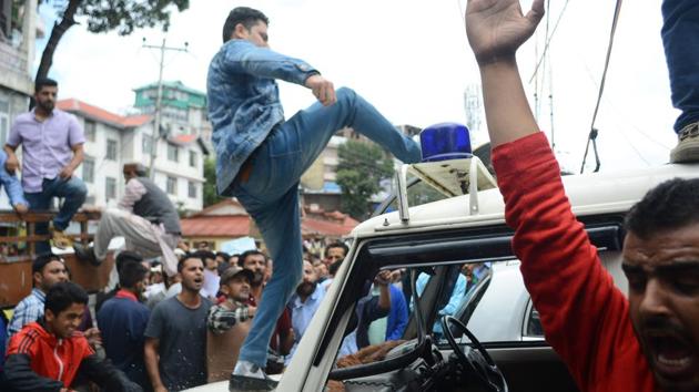 Aggressive mob damages the police vehicles during chakka jam and demanding CBI investigation in 16 year old girl rape and murder case at Theog in Shimla district, Shimla. (Deepak Sansta / HT Photo) Aggressive mob damages the police vehicles during chakka jam and demanding CBI investigation in 16 year old girl rape and murder case at Theog in Shimla district, Shimla. (Deepak Sansta / HT Photo)