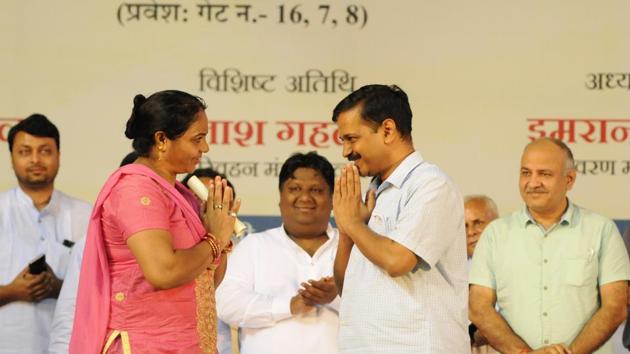 Delhi Chief Minister Arvind Kejriwal along with Deputy Chief Minister Manish Sisodia and other ministers released subsidy to e-rickshaw owners on Saturday. (Burhaan Kinu/HT PHOTO) Delhi Chief Minister Arvind Kejriwal along with Deputy Chief Minister Manish Sisodia and other ministers released subsidy to e-rickshaw owners on Saturday. (Burhaan Kinu/HT PHOTO)