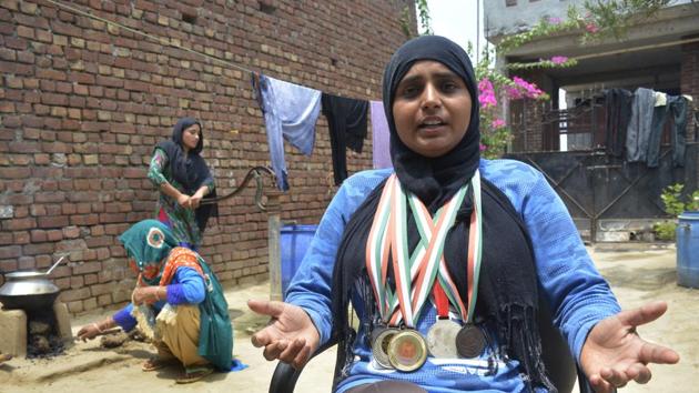 22-year-old Rizwana Khan is from a financially weak family of eight, who live on the earnings from the mobile phone repair shop run by her brother.(Sakib Ali/HT Photo)