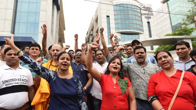 The Noida Extension Flat Owners Welfare Association (NEFOWA), a homebuyers’ association, has decided to lodge a complaint against the builders’ group on charges of cheating and forgery. (Virendra Singh Gosain/HT PHOTO) The Noida Extension Flat Owners Welfare Association (NEFOWA), a homebuyers’ association, has decided to lodge a complaint against the builders’ group on charges of cheating and forgery. (Virendra Singh Gosain/HT PHOTO)