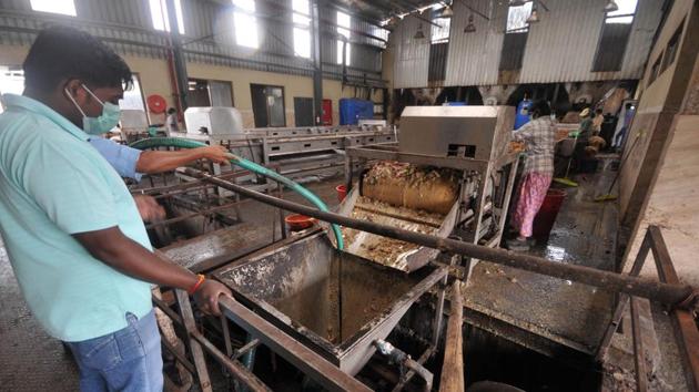 Sus road residents have to daily bear the strong stench of rotting meat and leftover food emanating from garbage plant.(HT PHOTO)