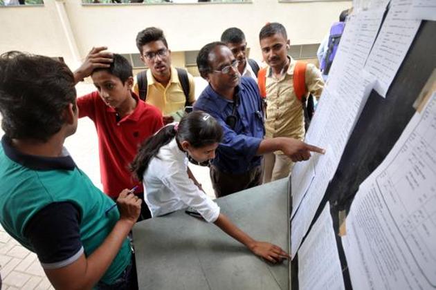A file picture of students and parents looking at short listed candidates for FYJC admission at Garware college in Pune. (HT Photo) A file picture of students and parents looking at short listed candidates for FYJC admission at Garware college in Pune. (HT Photo)