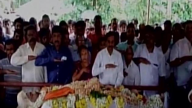 People attend the funeral of RSS worker Sarath Madivala, who was stabbed on July 4.(ANI)